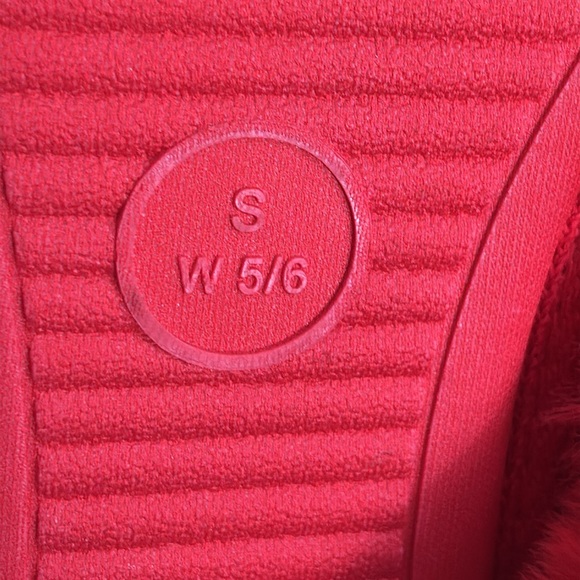 NEW NWT Wondershop Adult TARGET Bullseye Red Slippers Size 5-6 Small for women - Picture 6 of 6